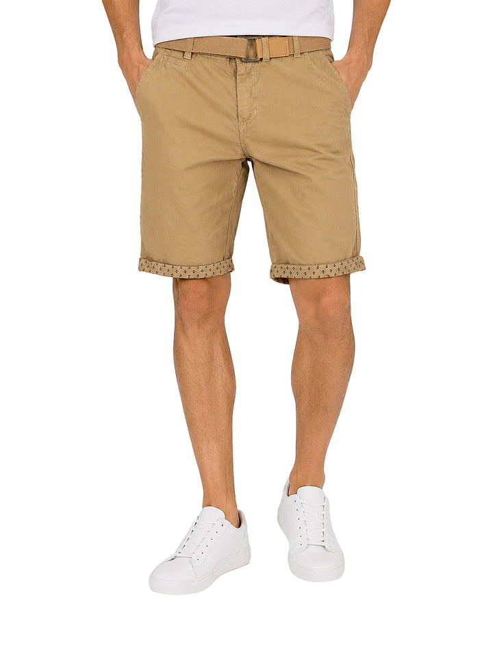 Bermuda color kaki para Hombre con cinturón integrado y detalle en el dobladillo.
