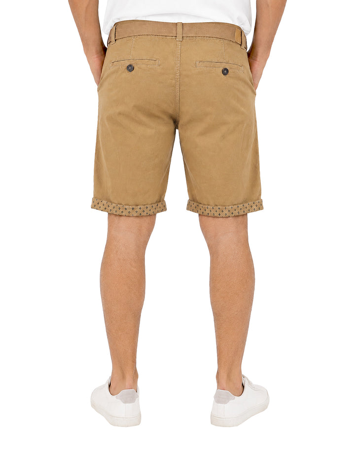 Bermuda color kaki para Hombre con cinturón integrado y detalle en el dobladillo.