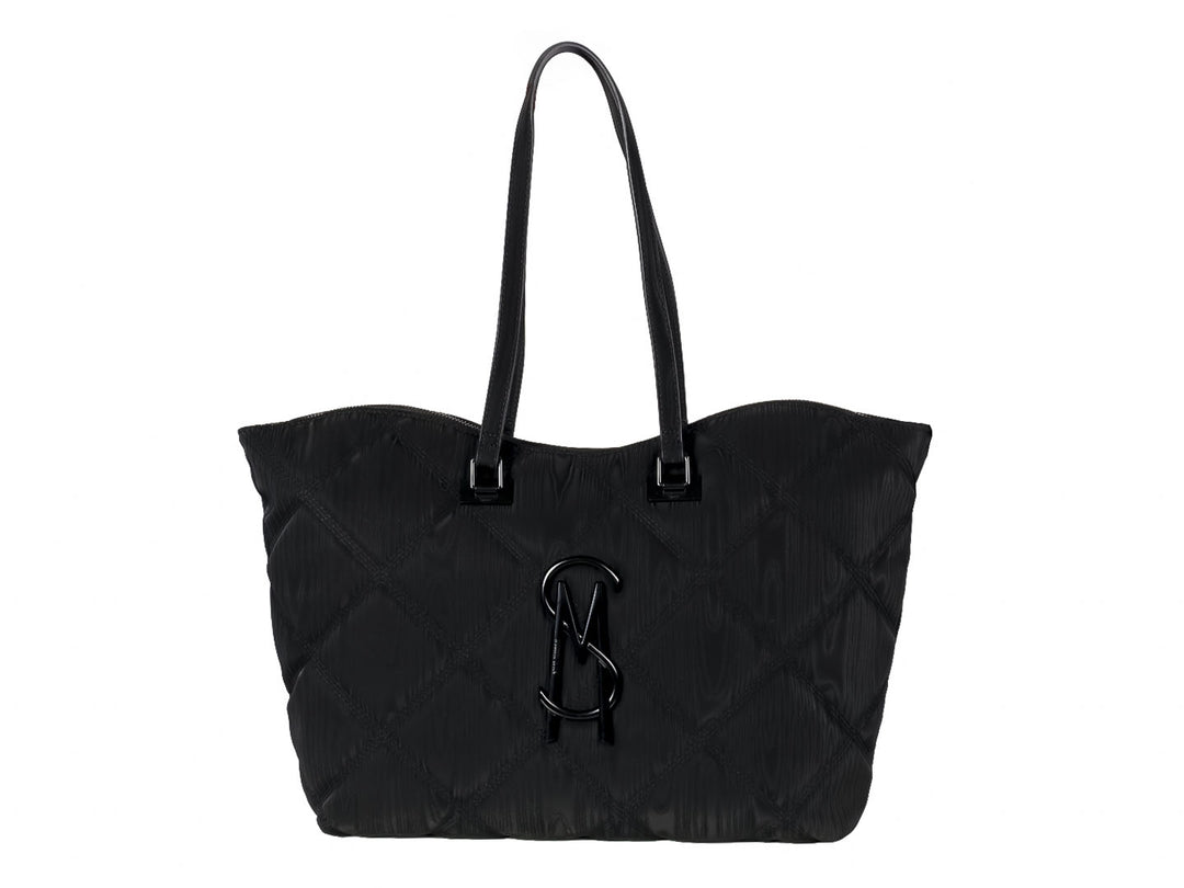 Bolso tote negro acolchado de Steve Madden con logotipo M central y asas largas.