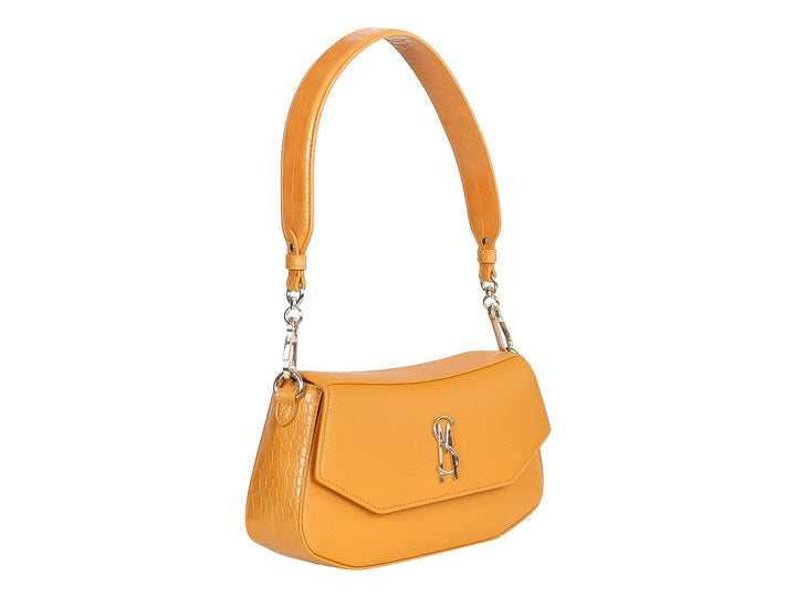 Bolsa de hombro color tan de Steve Madden con logo metálico plateado y asa larga.