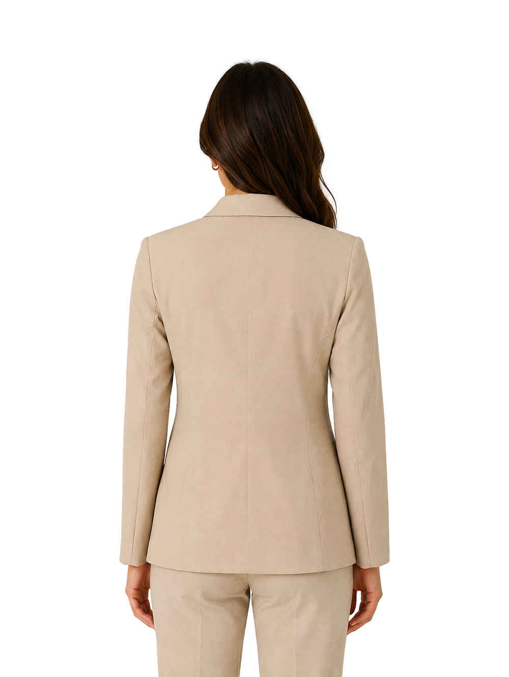 Mujer vistiendo un saco color beige de estilo elegante con un botón frontal.