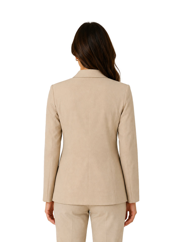 Mujer vistiendo un saco color beige de estilo elegante con un botón frontal.