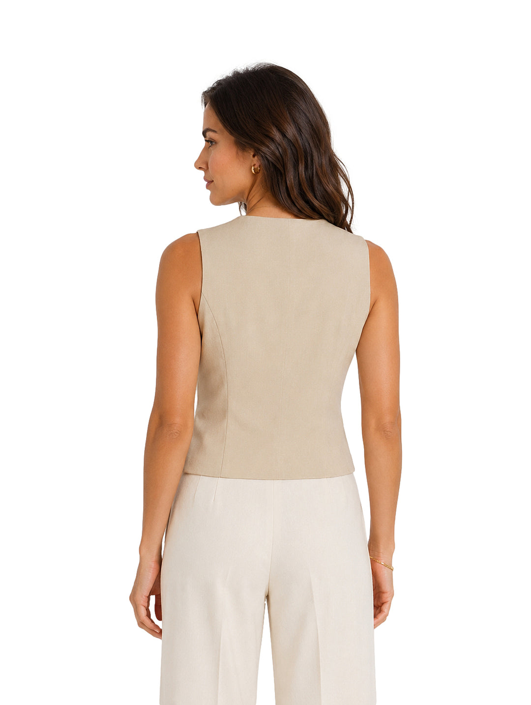 Mujer vistiendo un chaleco beige ajustado con botones y cuello en V.