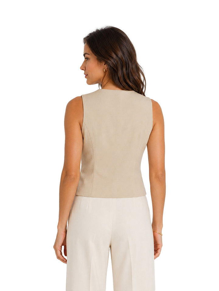 Mujer vistiendo un chaleco beige ajustado con botones y cuello en V.
