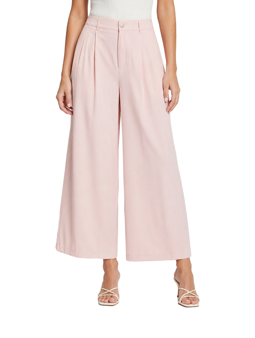 Mujer vistiendo pantalón de pierna ancha color rosa baby pink con pinzas frontales.