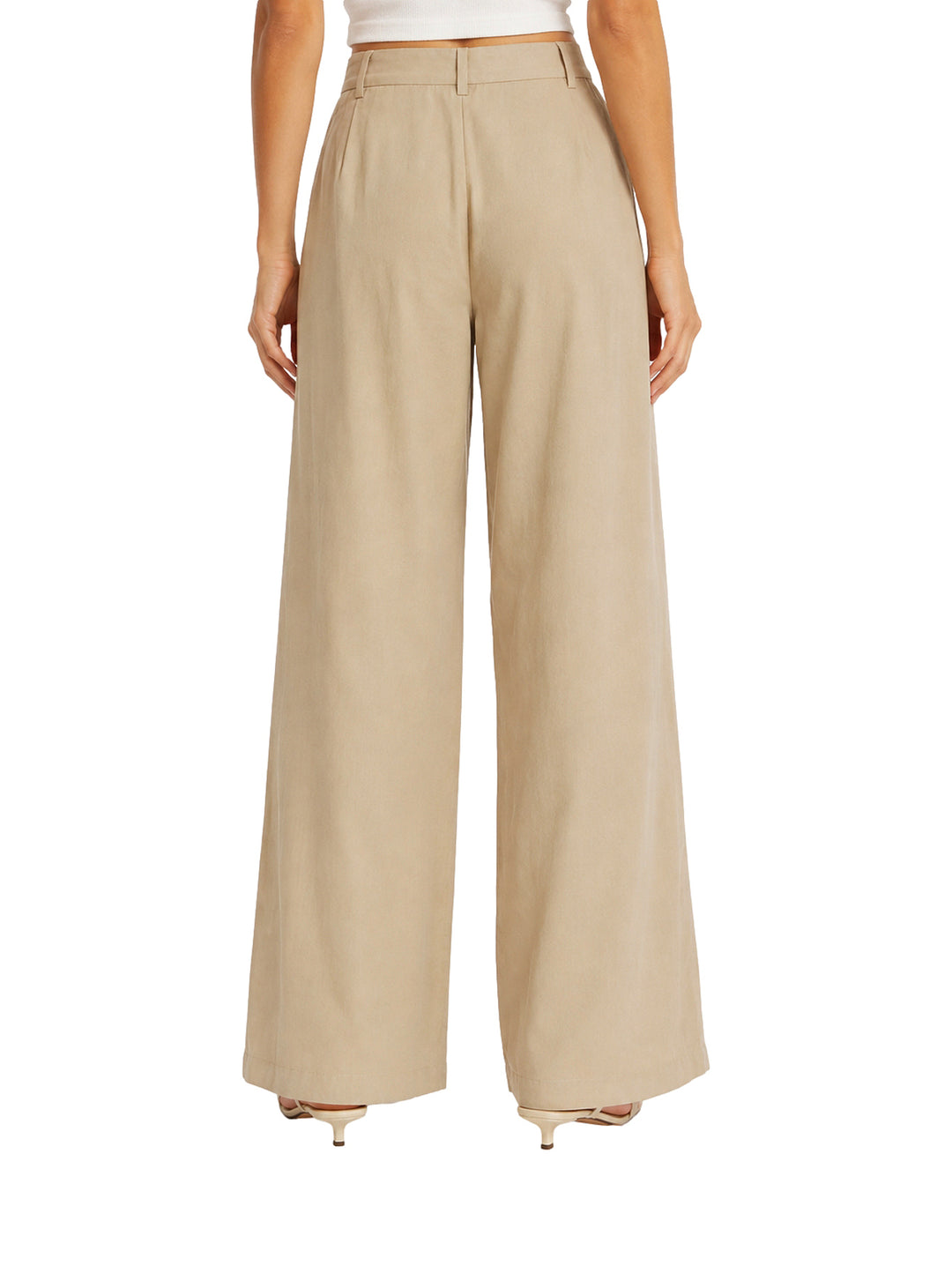 Pantalón beige de pierna ancha y cintura alta para mujer.