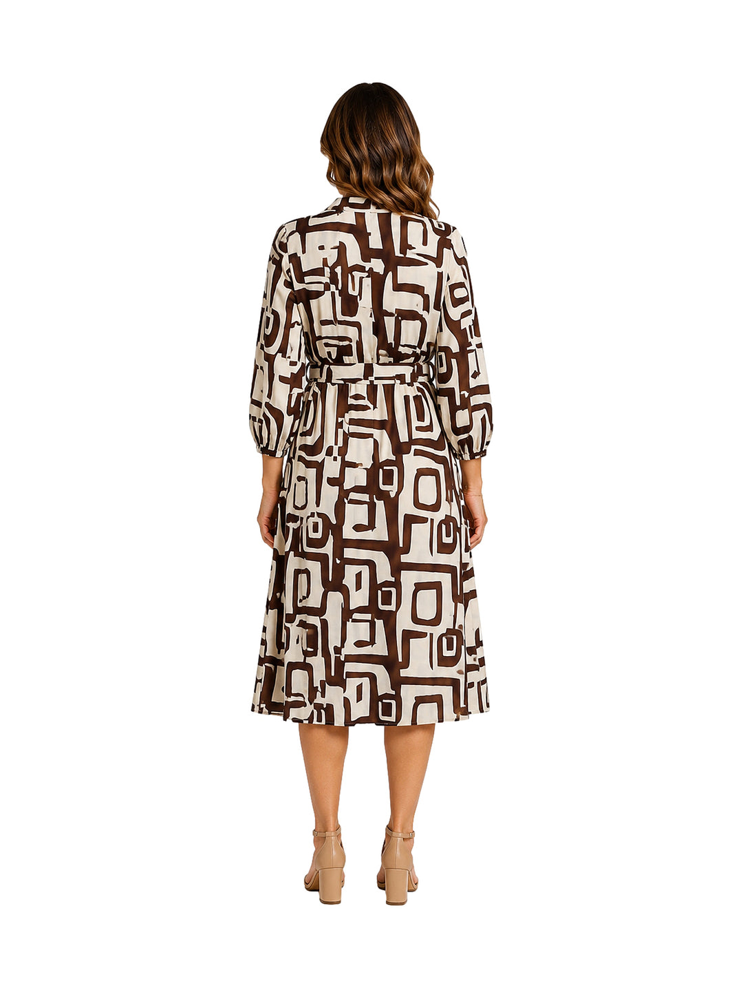 Mujer vistiendo un vestido midi marrón y blanco con estampado geométrico y cinturón.