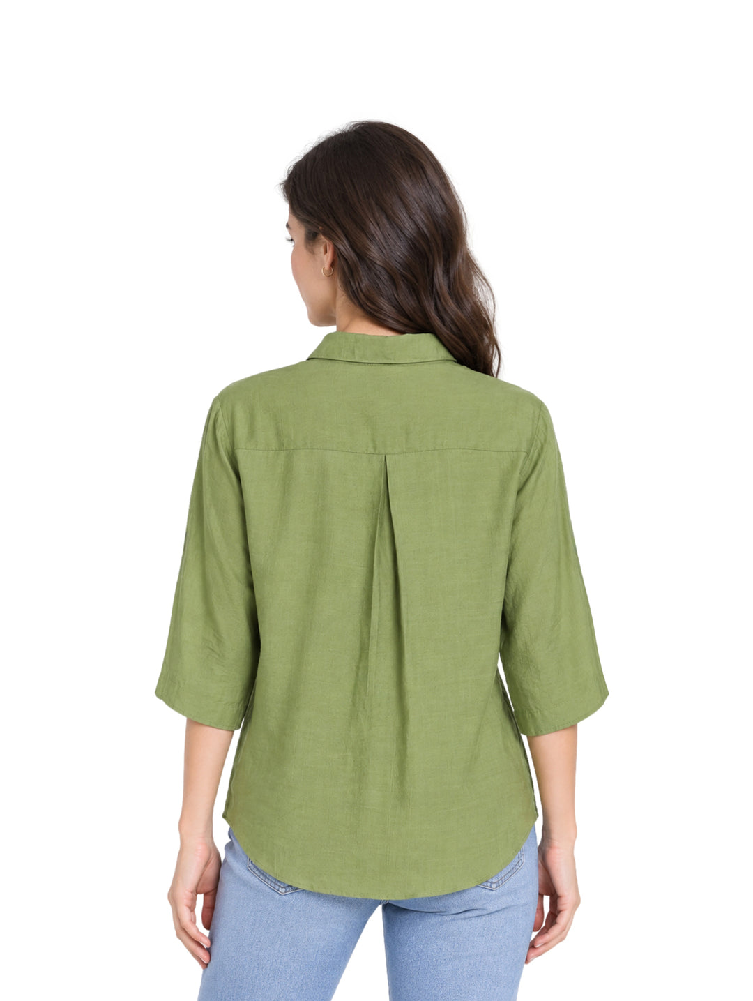 Mujer vistiendo una camisa verde de botones con mangas 3/4 y pantalones azules.