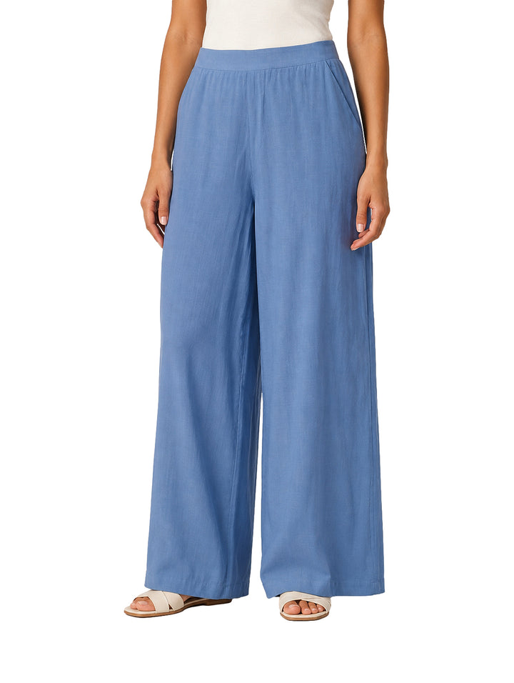 Mujer vistiendo pantalón azul de pierna ancha marca ATOK.