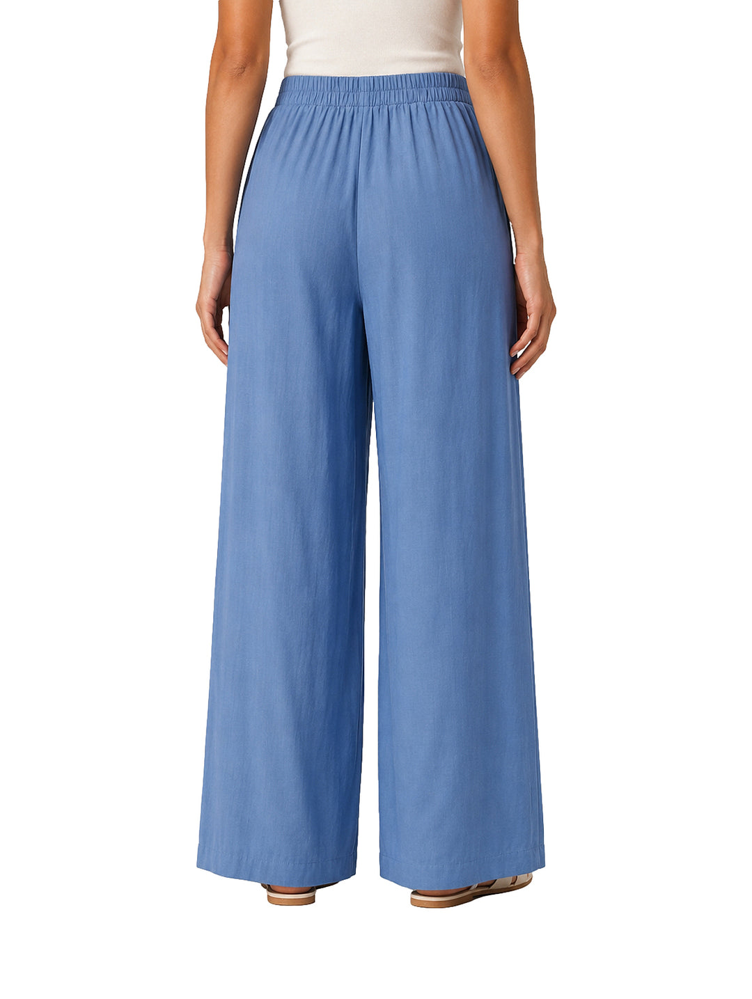 Mujer vistiendo pantalón azul de pierna ancha marca ATOK.