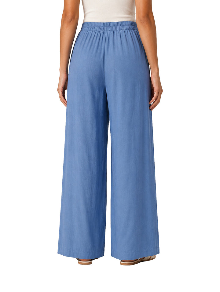 Mujer vistiendo pantalón azul de pierna ancha marca ATOK.