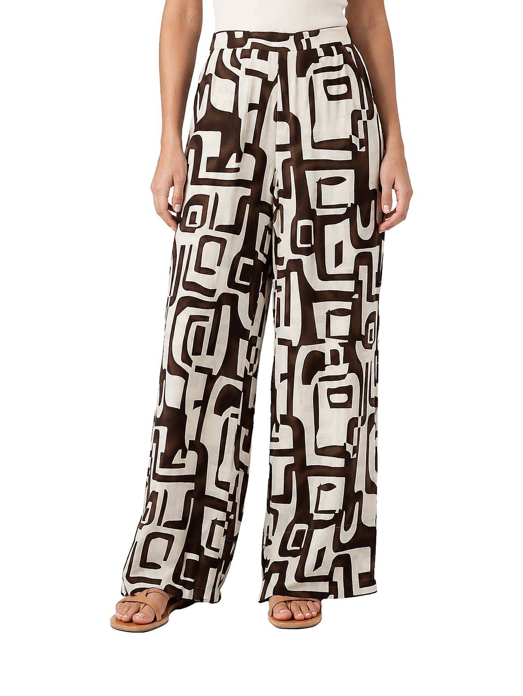 Pantalón de pierna ancha con estampado geométrico en tonos marrón y blanco.