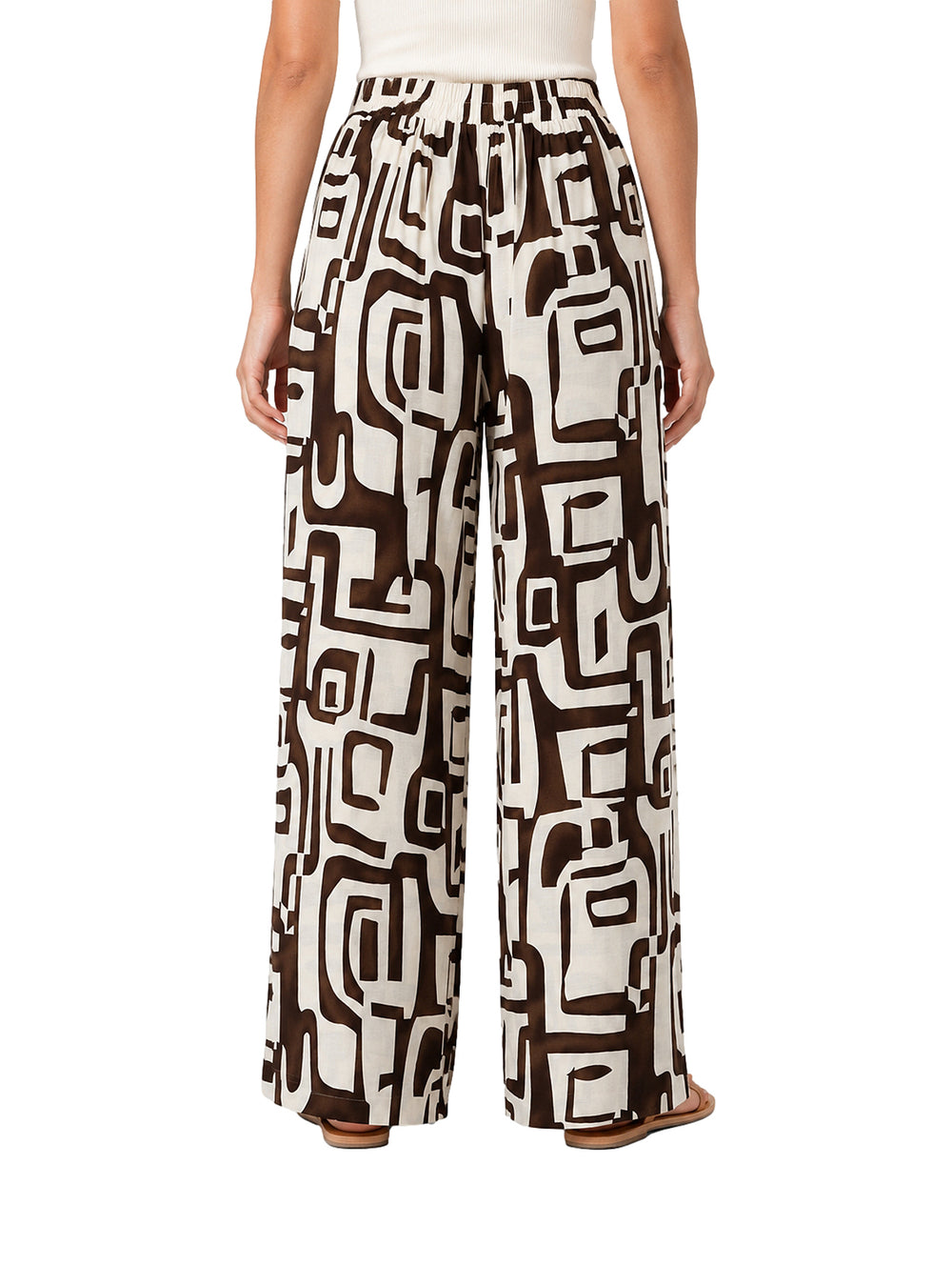 Pantalón de pierna ancha con estampado geométrico en tonos marrón y blanco.