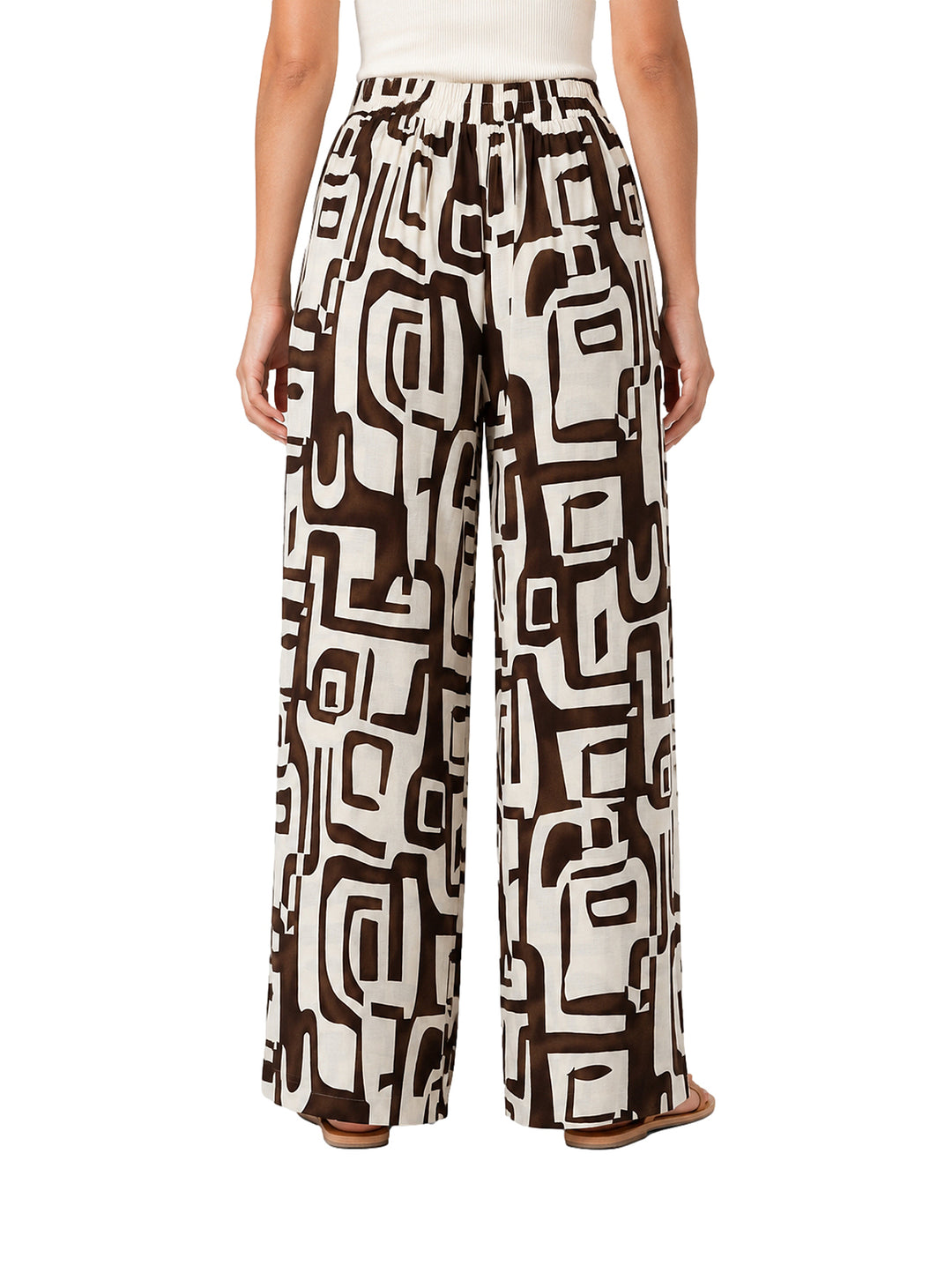 Pantalón de pierna ancha con estampado geométrico en tonos marrón y blanco.