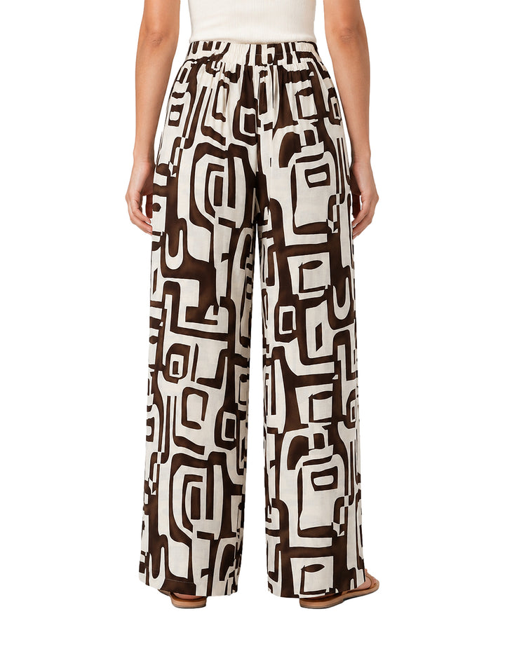 Pantalón de pierna ancha con estampado geométrico en tonos marrón y blanco.