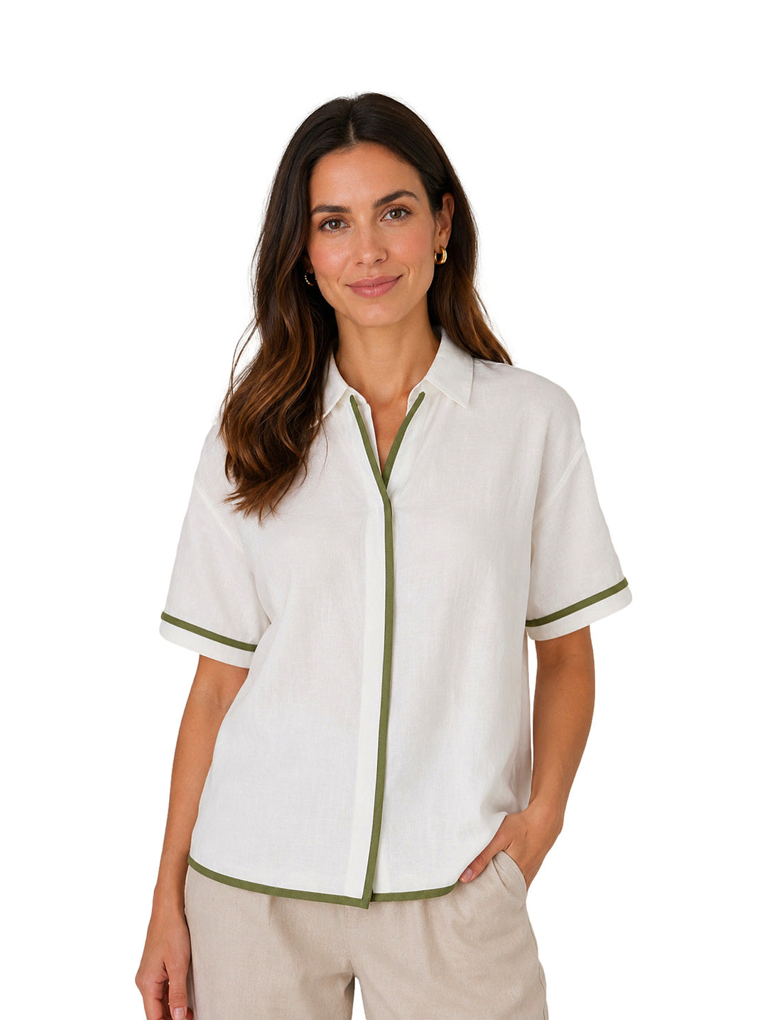 Mujer vistiendo camisa blanca de manga corta con detalles en color verde en los bordes y cuello.