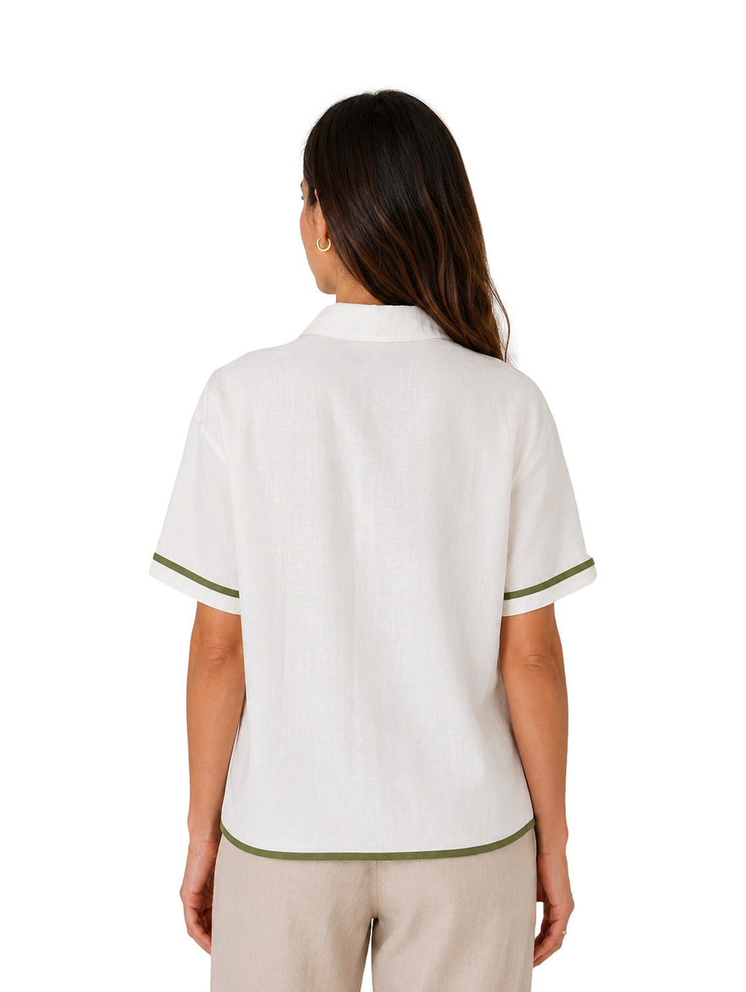 Mujer vistiendo camisa blanca de manga corta con detalles en color verde en los bordes y cuello.