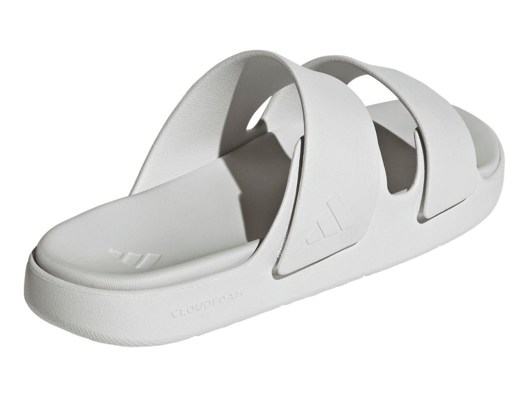 Sandalia Adidas Znscape de color blanco con dos tiras anchas y suela Cloudfoam.