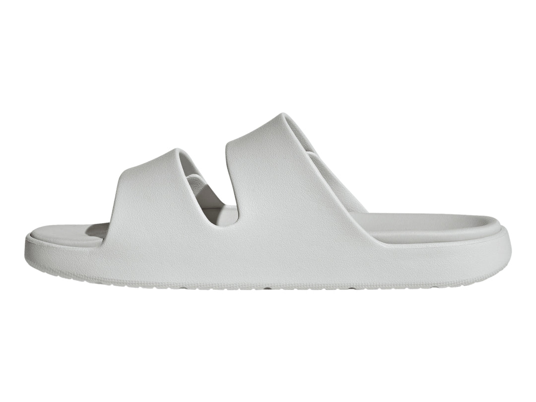 Sandalia Adidas Znscape de color blanco con dos tiras anchas y suela Cloudfoam.