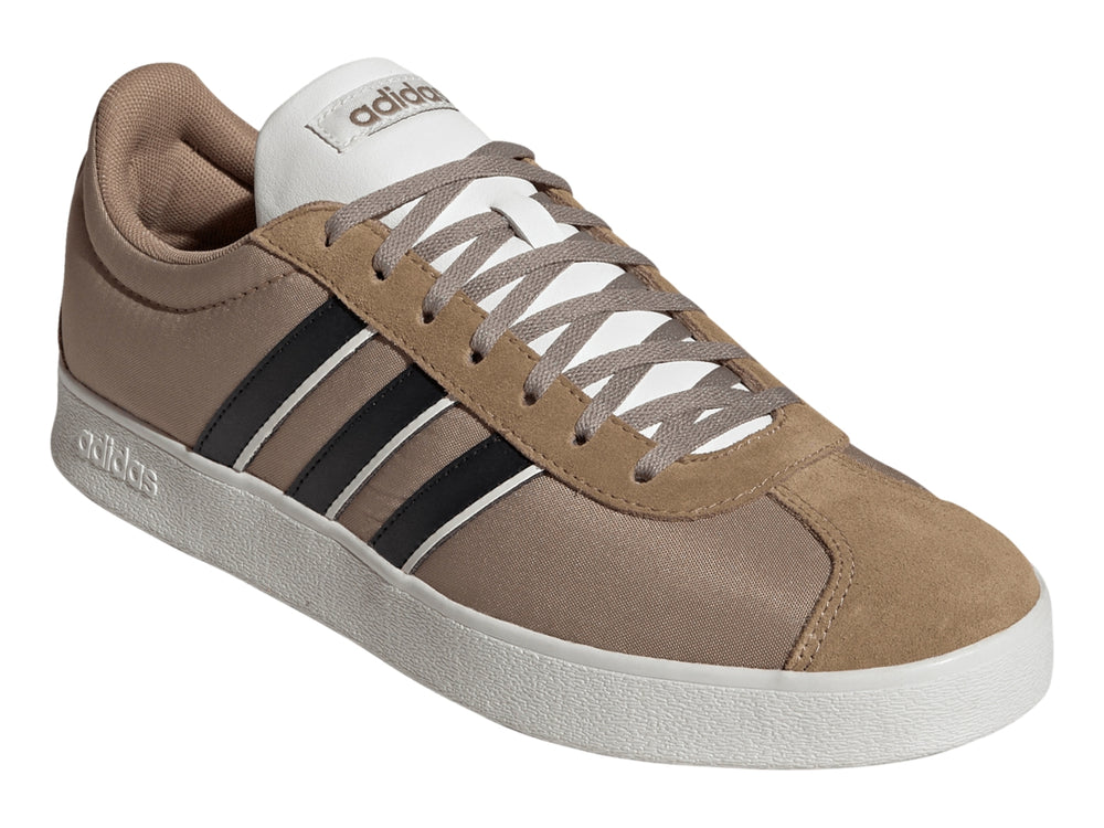 Tenis Adidas color marrón con tres franjas negras laterales y suela blanca.