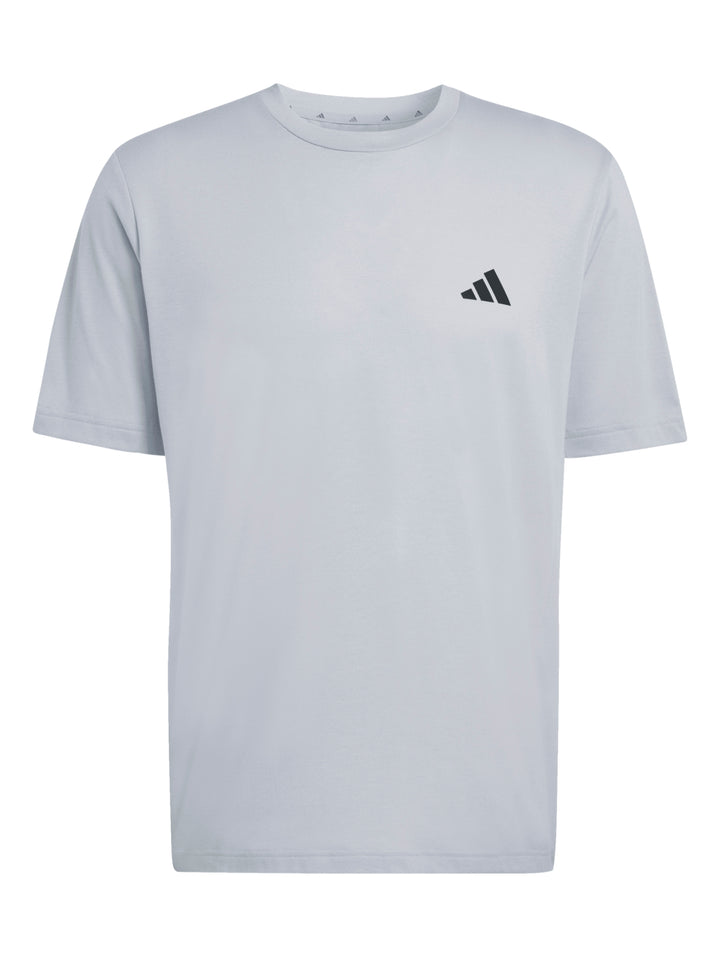 Hombre vistiendo conjunto deportivo Adidas de color gris compuesto por camiseta y shorts.