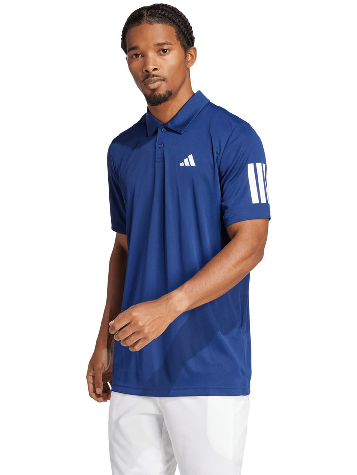 Hombre vistiendo playera polo deportiva Adidas color azul con tres rayas blancas en la manga.