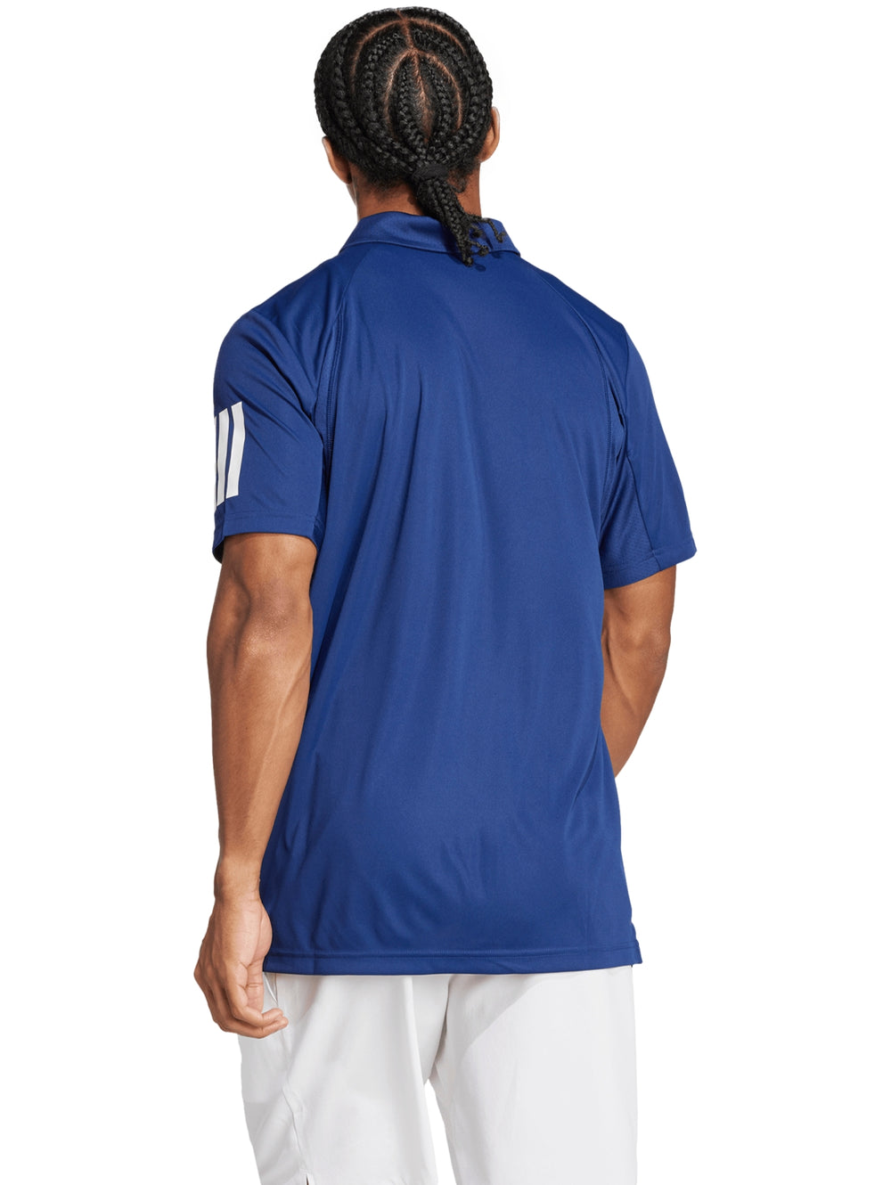 Hombre vistiendo playera polo deportiva Adidas color azul con tres rayas blancas en la manga.