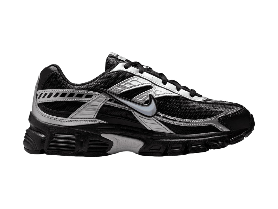 Tenis deportivos Nike Initiator color negro con detalles en plata y suela negra.