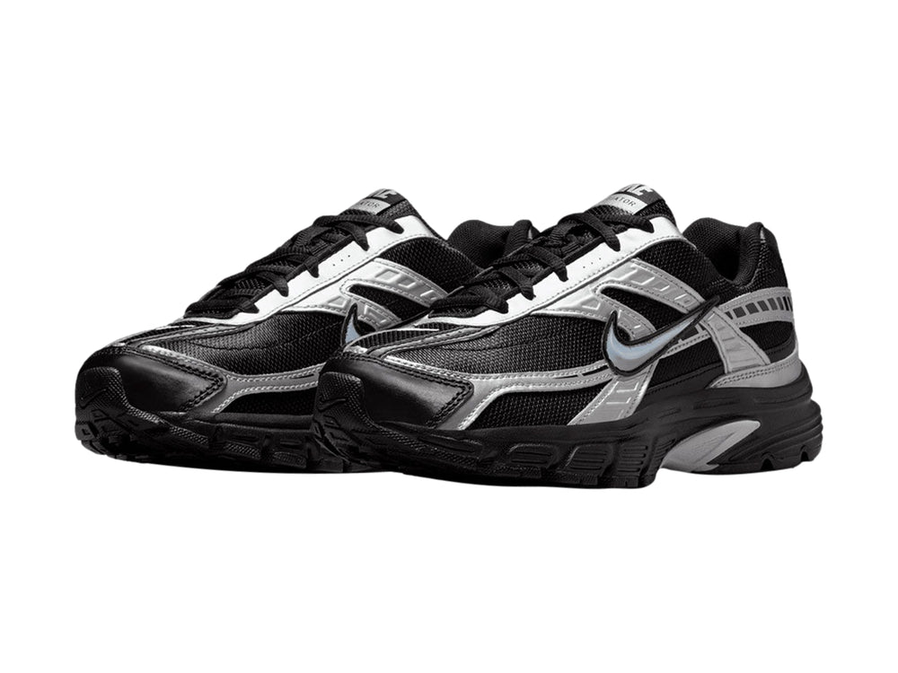Tenis deportivos Nike Initiator color negro con detalles en plata y suela negra.