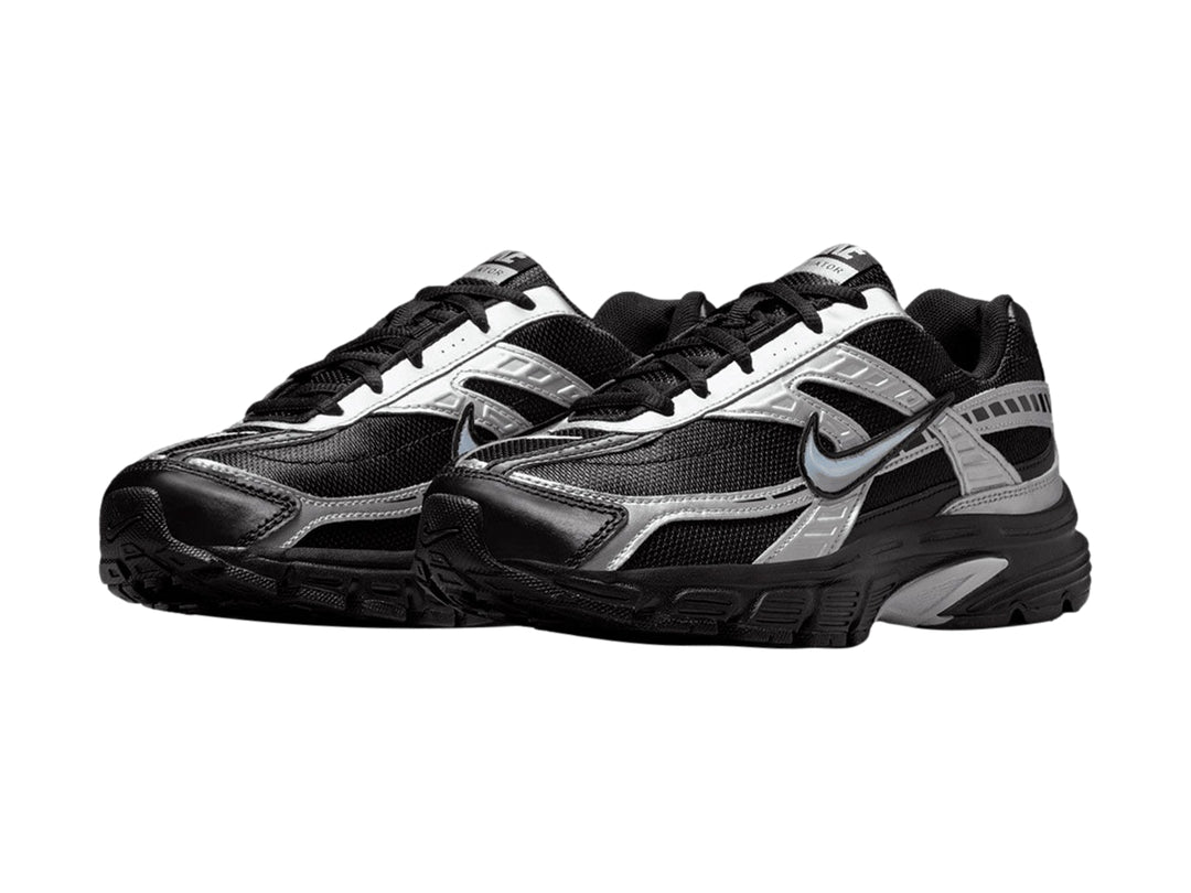 Tenis deportivos Nike Initiator color negro con detalles en plata y suela negra.