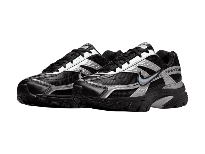 Tenis deportivos Nike Initiator color negro con detalles en plata y suela negra.