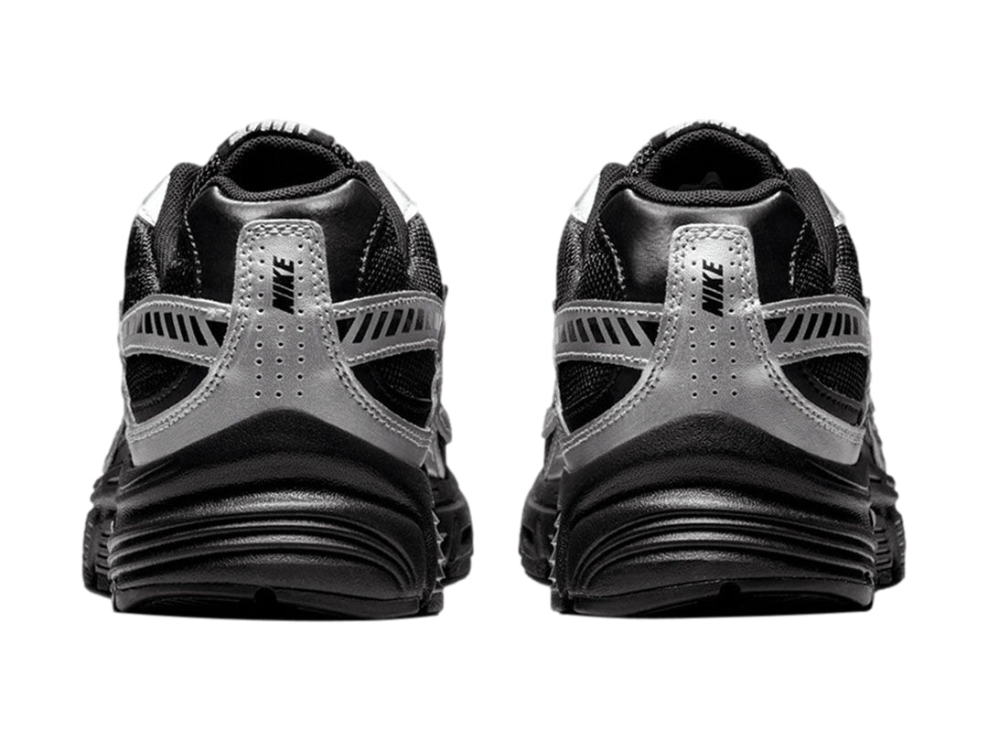 Tenis deportivos Nike Initiator color negro con detalles en plata y suela negra.