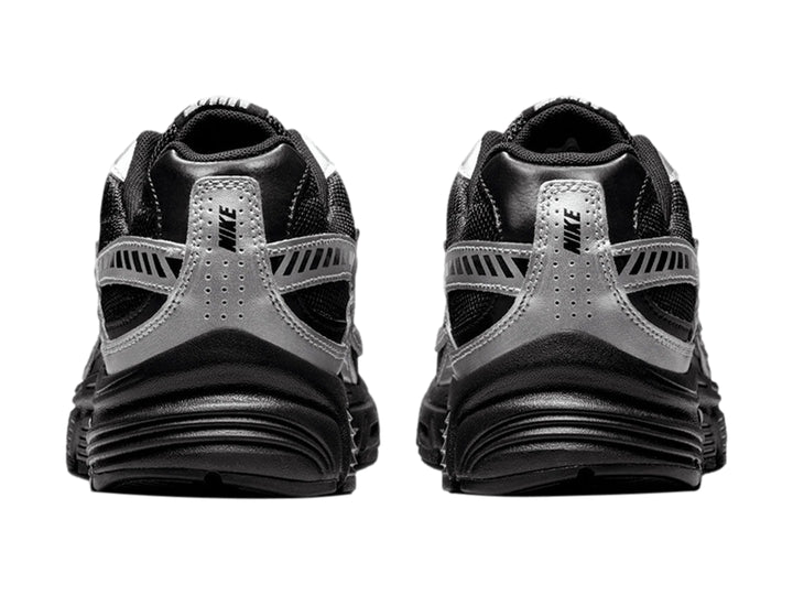 Tenis deportivos Nike Initiator color negro con detalles en plata y suela negra.