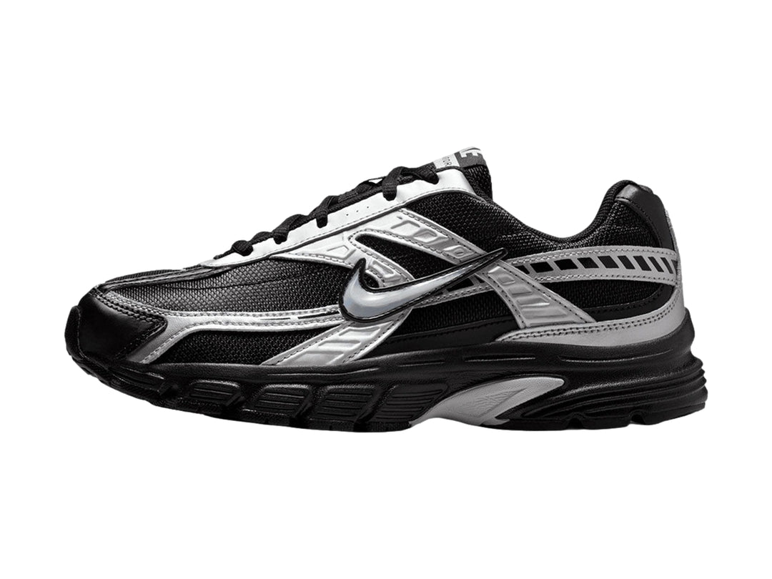 Tenis deportivos Nike Initiator color negro con detalles en plata y suela negra.