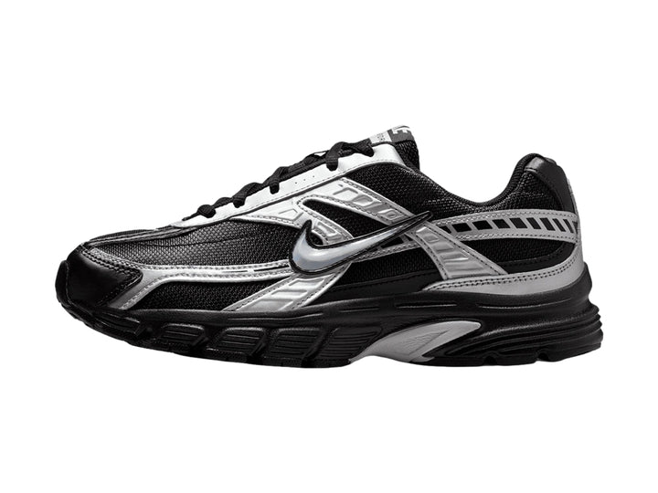Tenis deportivos Nike Initiator color negro con detalles en plata y suela negra.