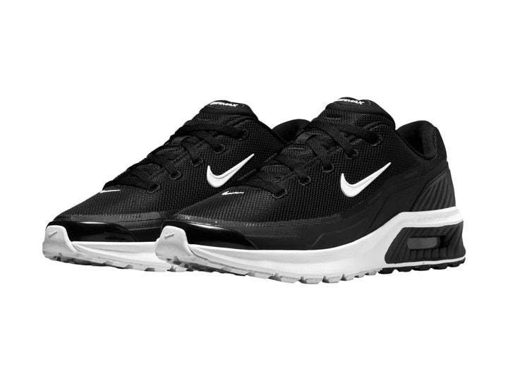 Tenis Nike Air Max color negro con suela blanca y logotipo lateral blanco.