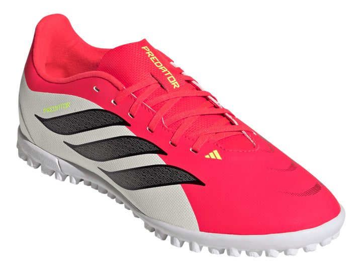 Zapato de fútbol Adidas Predator Club TF en colores rosa, blanco y negro con suela para césped sintético.