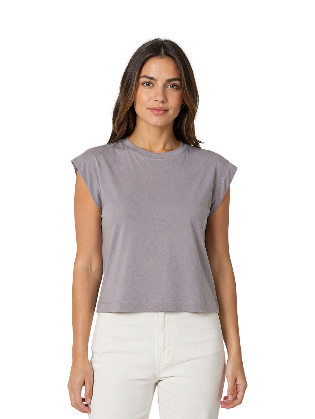 Mujer vistiendo una blusa gris sin mangas de cuello redondo y pantalones blancos.
