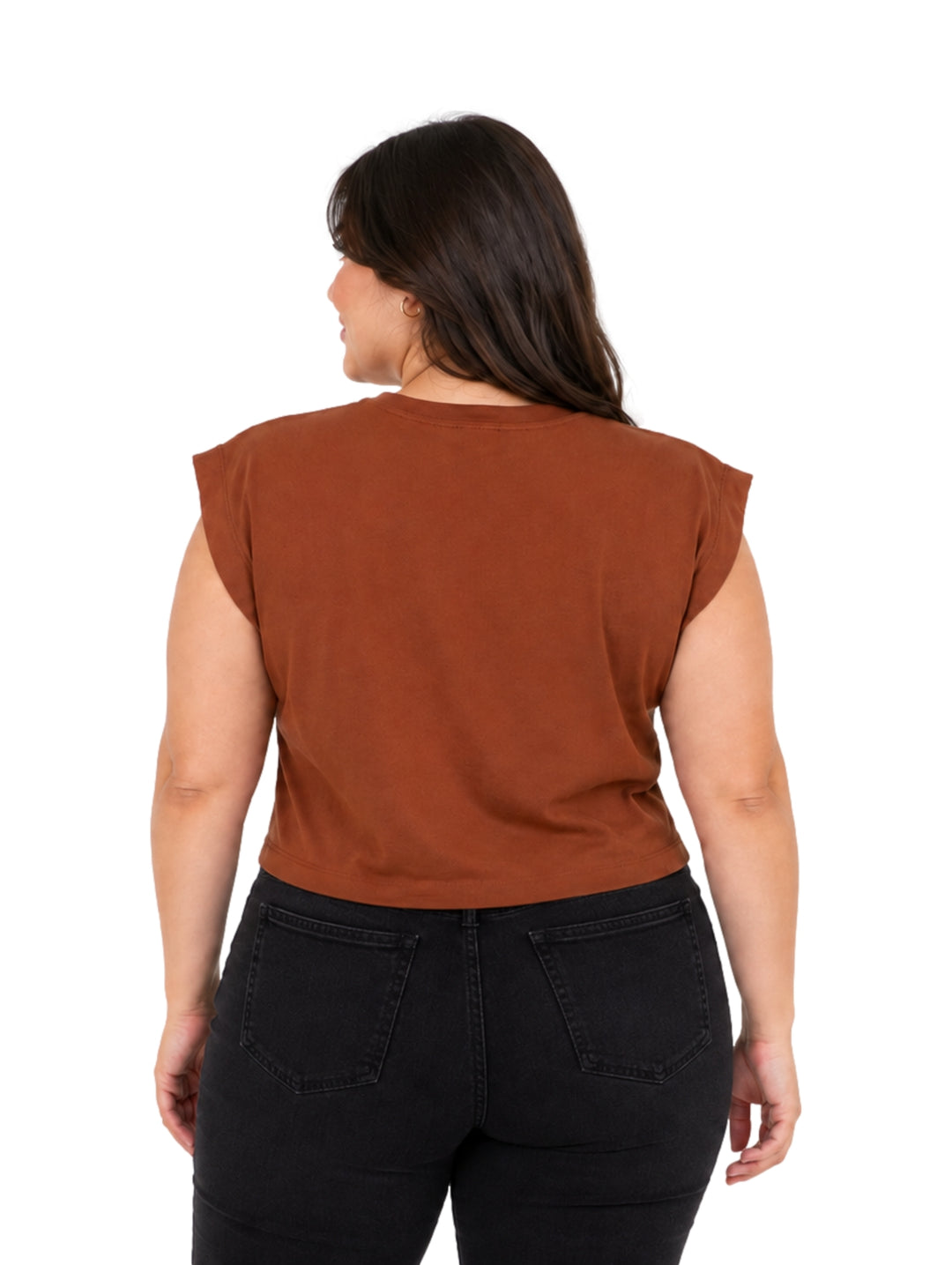 Mujer vistiendo una blusa corta de color café con cuello redondo y manga corta.
