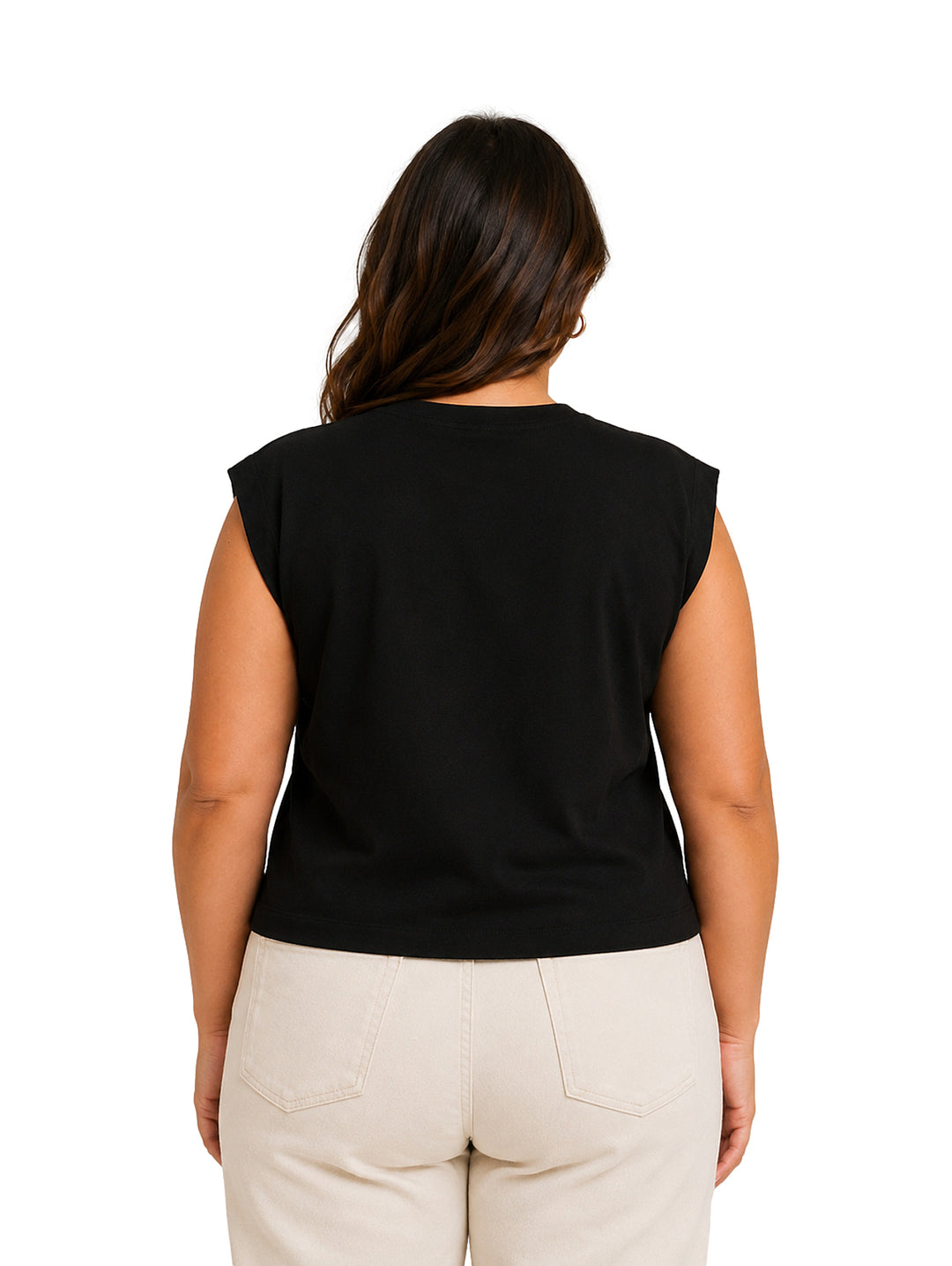 Mujer vistiendo una blusa negra sin mangas de cuello redondo y pantalones color crema.