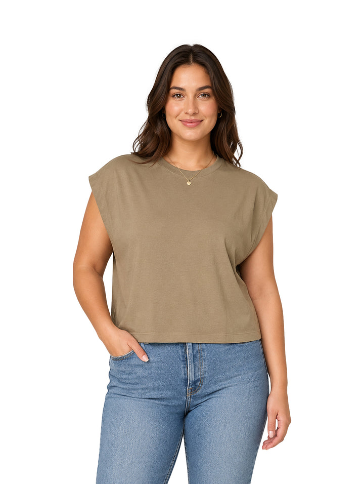 Mujer vistiendo una blusa color verde oliva de manga corta y cuello redondo.