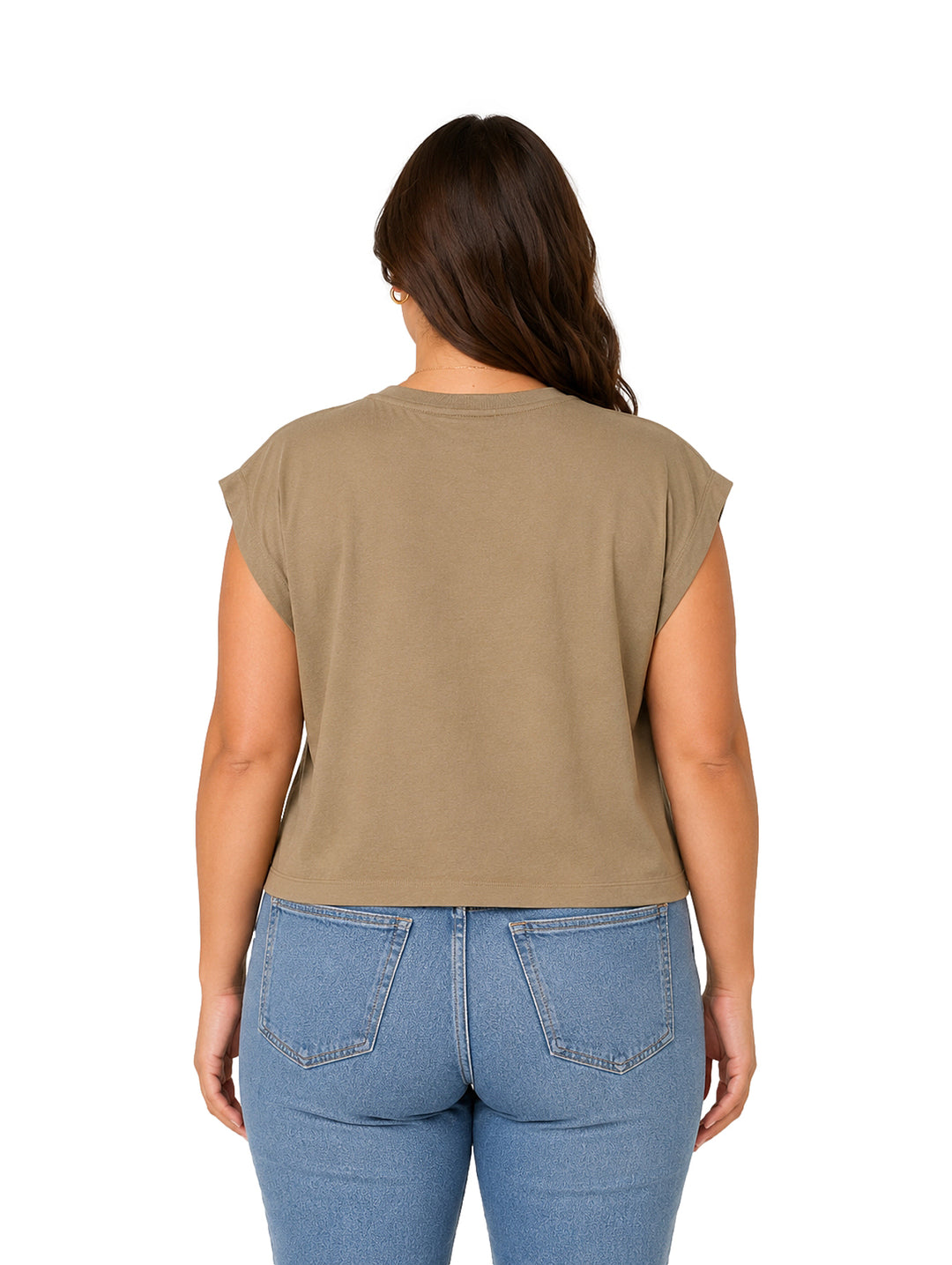 Mujer vistiendo una blusa color verde oliva de manga corta y cuello redondo.