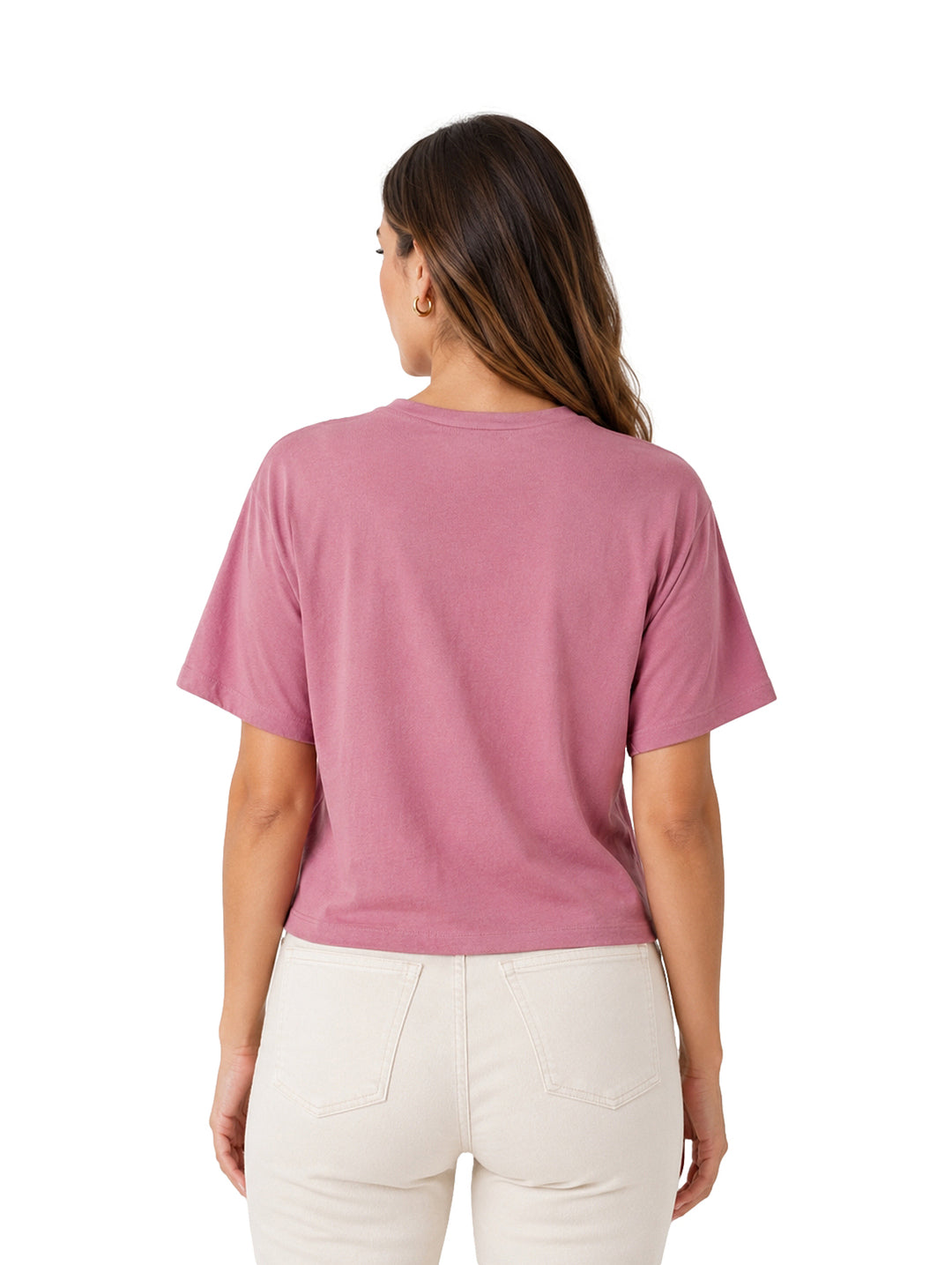 Mujer vistiendo una blusa de color rosa oscuro con cuello redondo y manga corta.