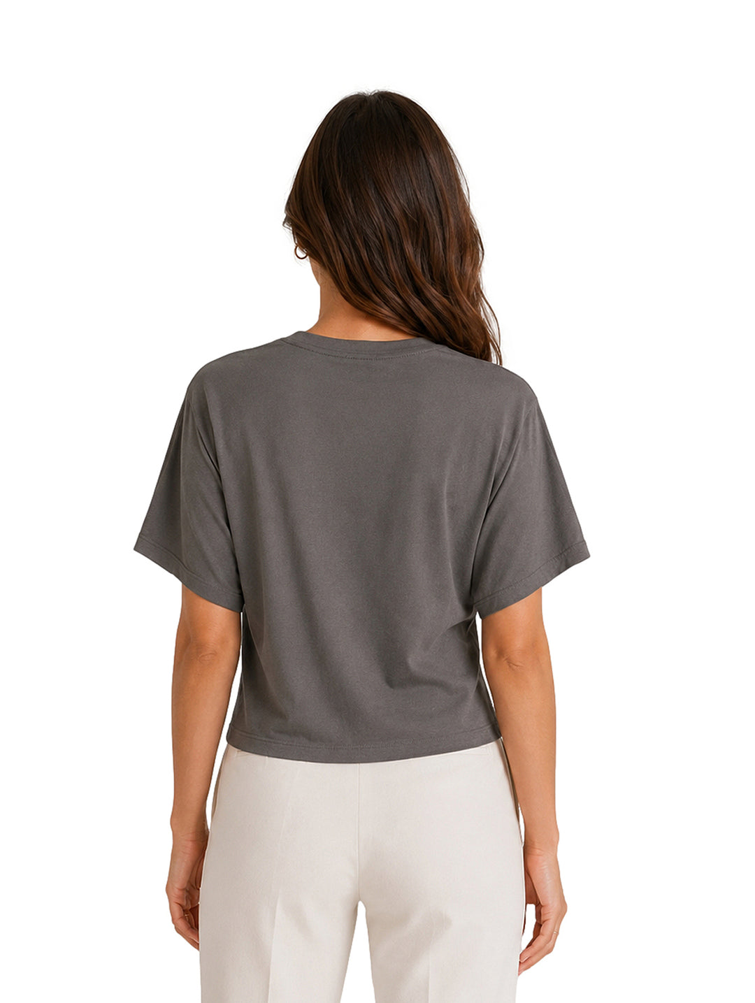 Mujer modelando una blusa color gris oscuro de manga corta y cuello redondo.