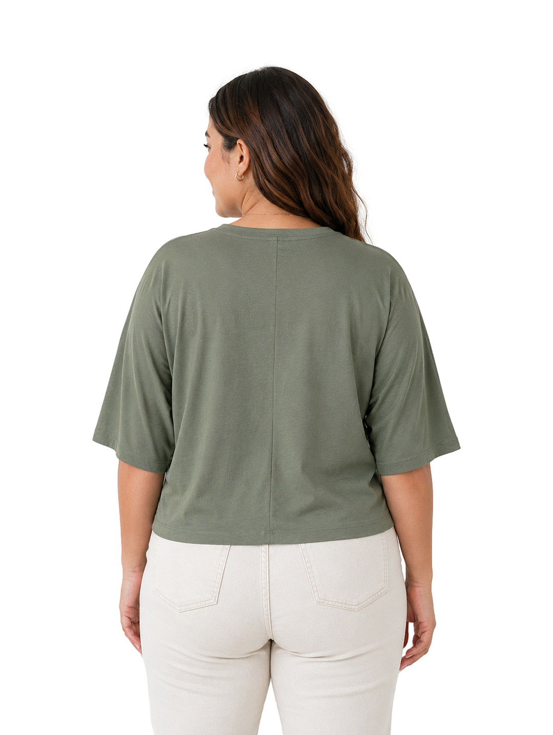 Mujer vistiendo una blusa color verde de corte holgado y cuello redondo.