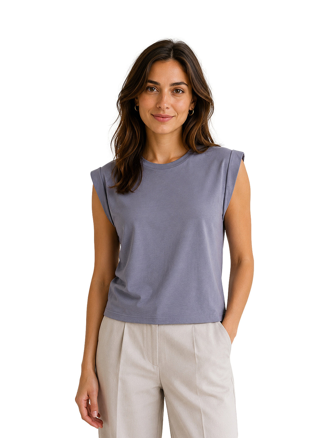 Mujer vistiendo una blusa sin mangas de color gris claro y pantalones claros.