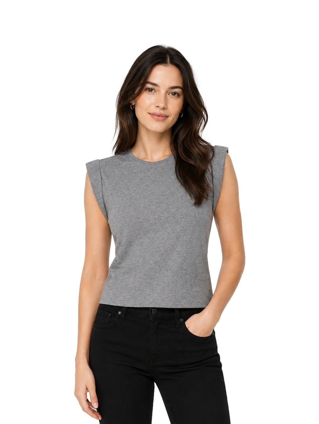 Mujer vistiendo una blusa gris melange sin mangas y pantalones negros sobre fondo blanco.