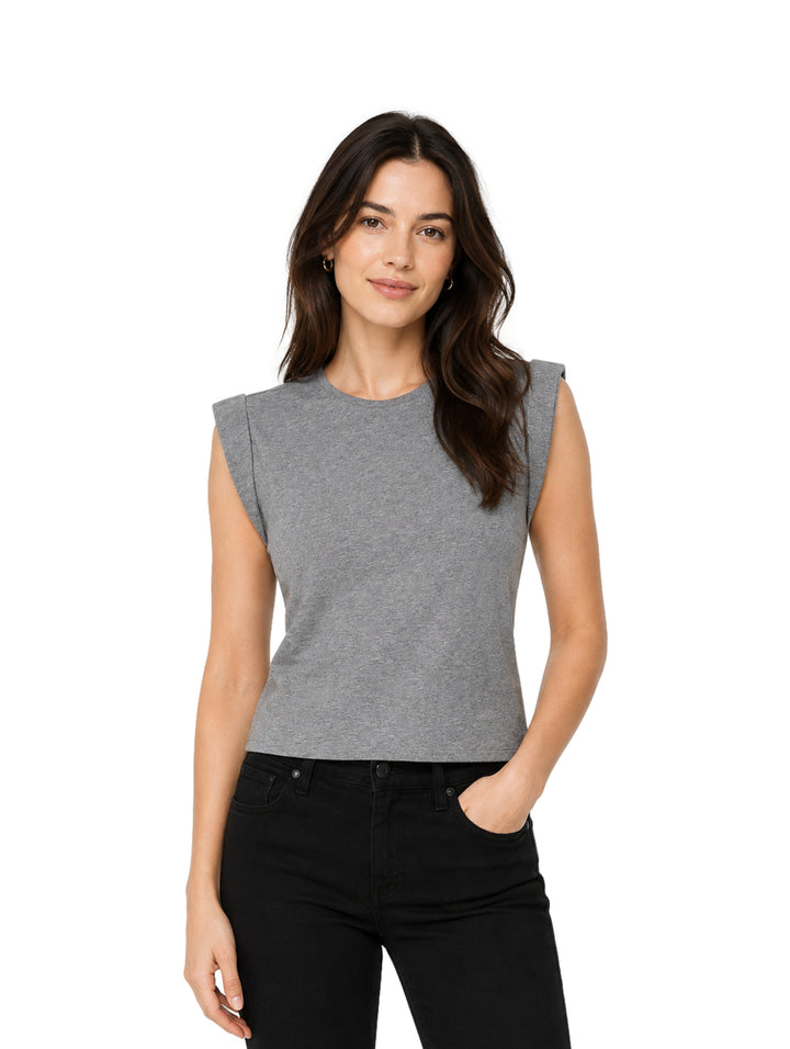 Mujer vistiendo una blusa gris melange sin mangas y pantalones negros sobre fondo blanco.