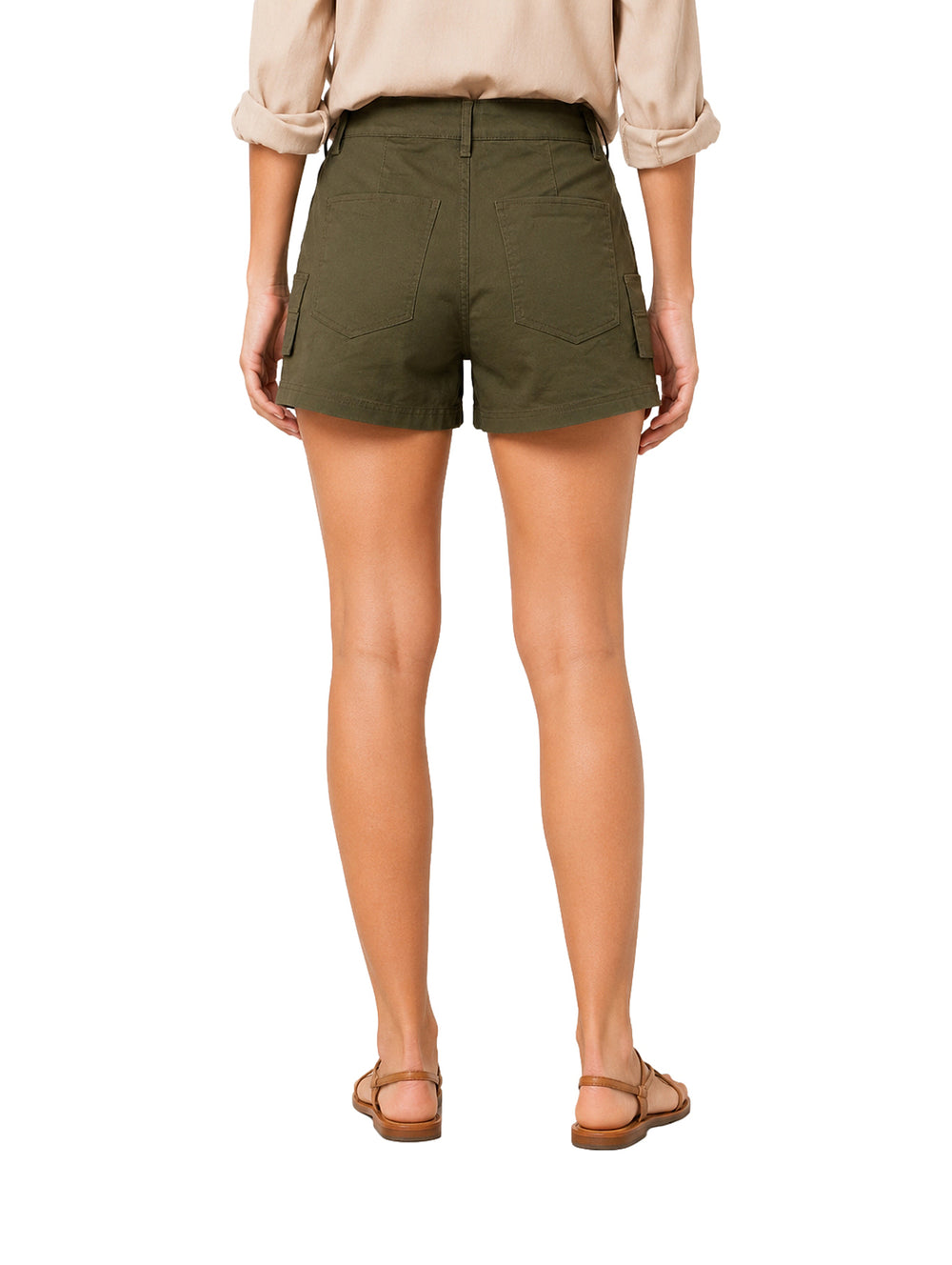 Mujer vistiendo shorts cargo color verde oliva con bolsillos laterales.