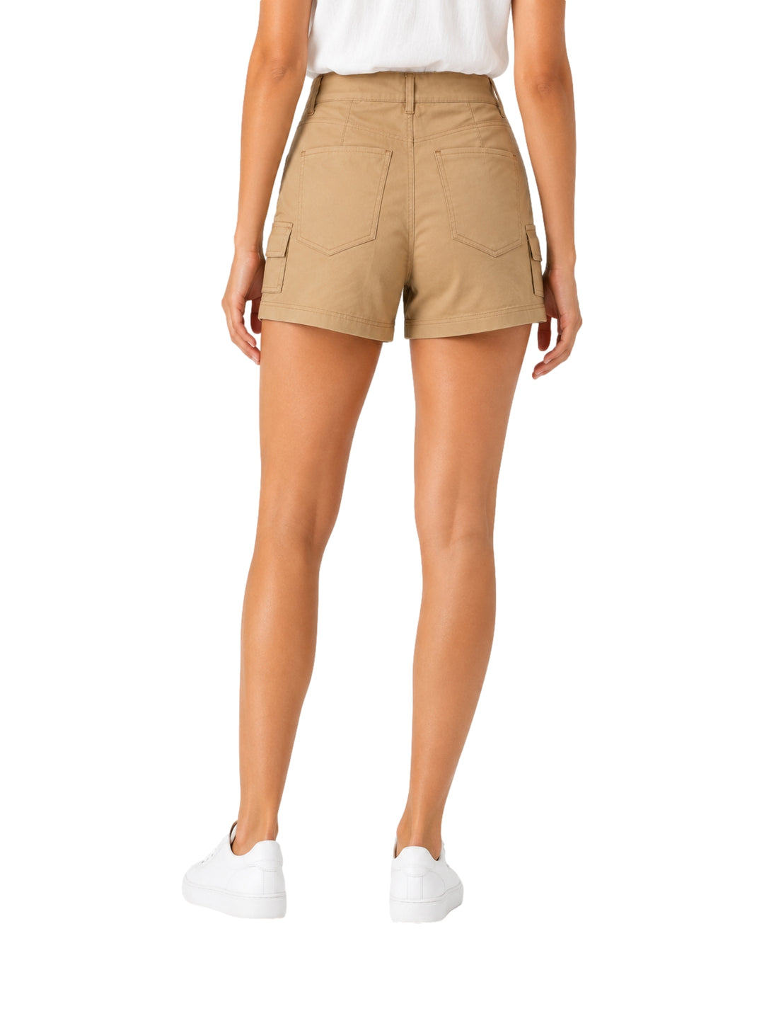 Mujer vistiendo shorts color kaki con bolsillos laterales y calzado blanco.